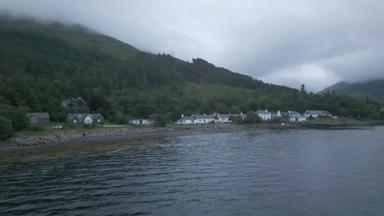 Das Dorf Inverie in Schottland vom Wasser aus
