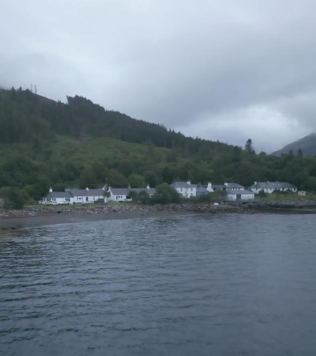 Das Dorf Inverie in Schottland vom Wasser aus