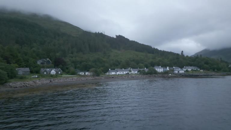 Das Dorf Inverie in Schottland vom Wasser aus