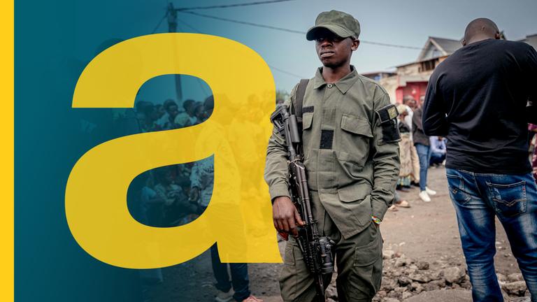 Man erkennt einen kleinen Jungen, der eine Waffe hält