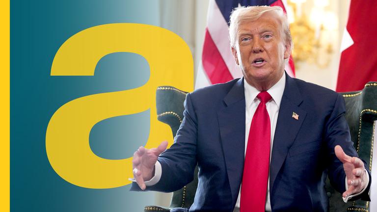 Man sieht den US. Präsidenten Donald Trump sitzen 