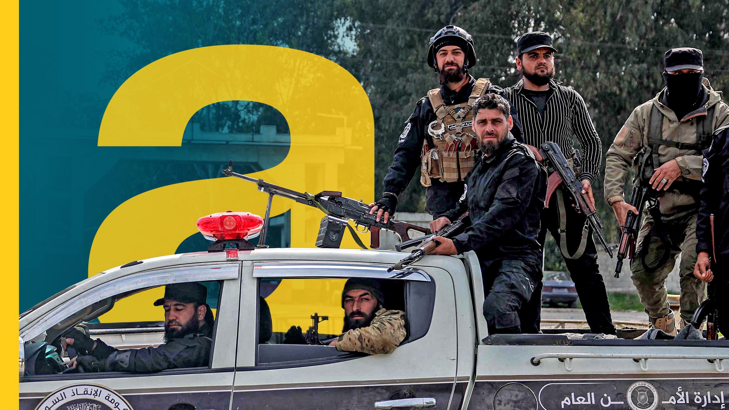 Sicherheitskräfte der syrischen Übergangsregierung stehen im Fond eines Fahrzeugs, das an einer Straße geparkt ist