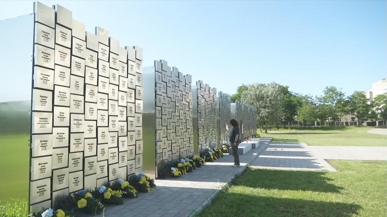 Erinnungstafel zu den Morden in Butscha