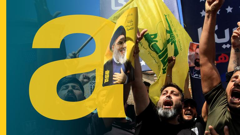 Anhänger der Hisbollah mit Fahnen während einer Protestkundgebung-
