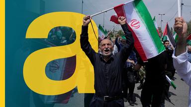 Iranische Gläubige skandieren Parolen und schwenken iranische und palästinensische Flaggen bei einer Anti-US- und Anti-Israel-Demonstration nach dem Freitagsgebet in Teheran, Iran.