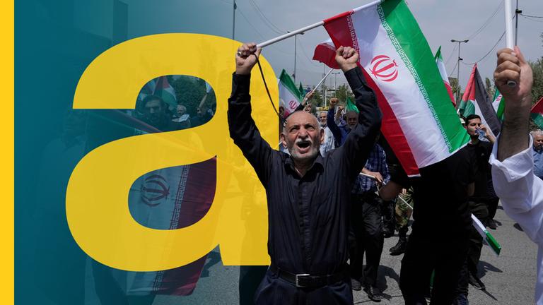 Iranische Gläubige skandieren Parolen und schwenken iranische und palästinensische Flaggen bei einer Anti-US- und Anti-Israel-Demonstration nach dem Freitagsgebet in Teheran, Iran.