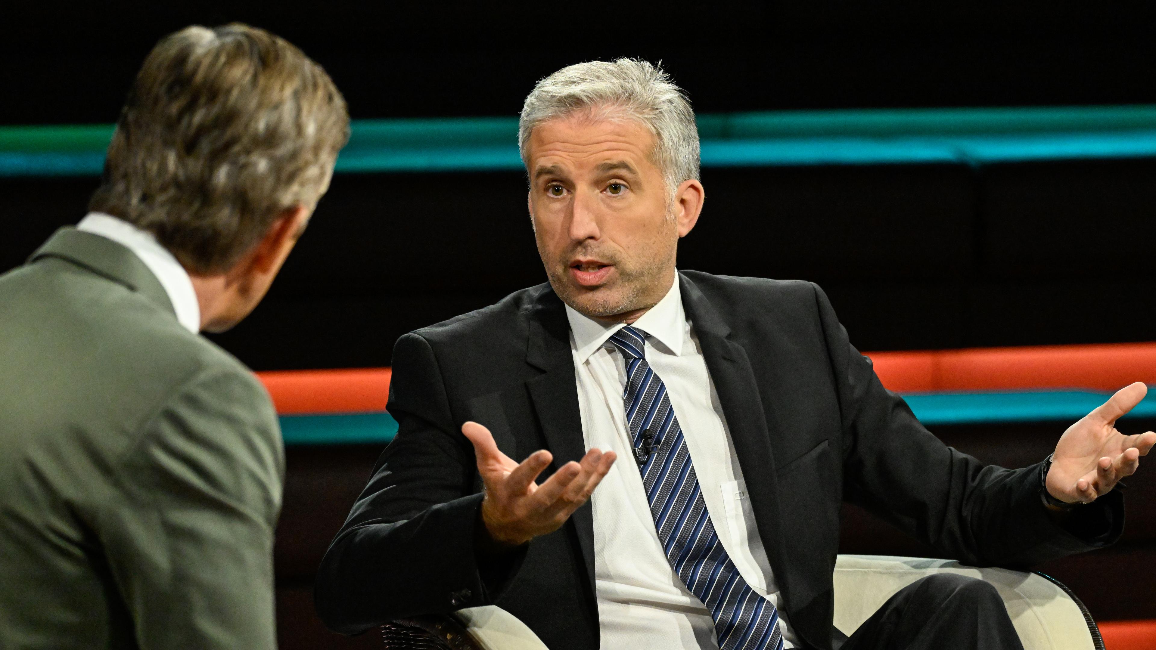 Boris Palmer gestikulierend im TV-Studio von Markus Lanz. 
