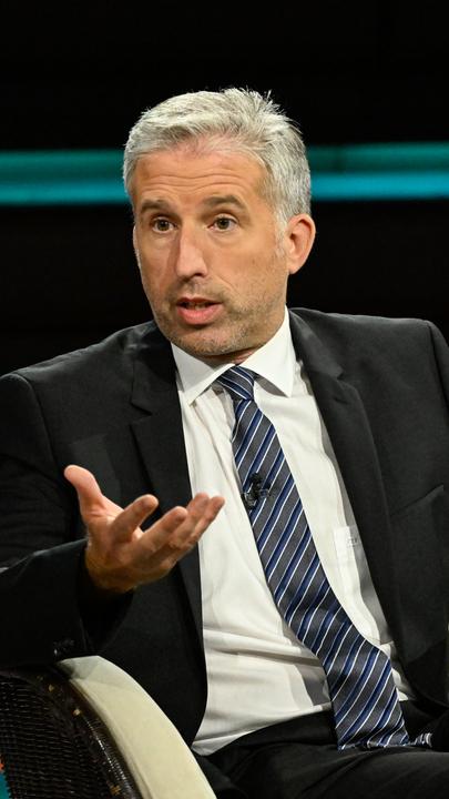 Boris Palmer gestikulierend im TV-Studio von Markus Lanz. 