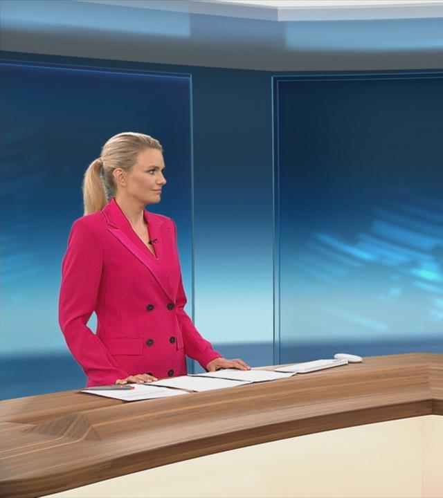 Die Moderatorin Dunja Hayali im Studiogespräh mit Sarah tacke