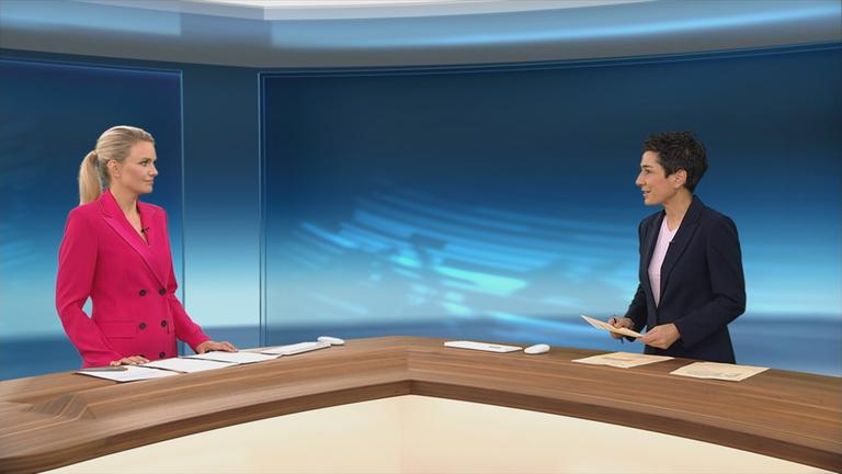 Die Moderatorin Dunja Hayali im Studiogespräh mit Sarah tacke