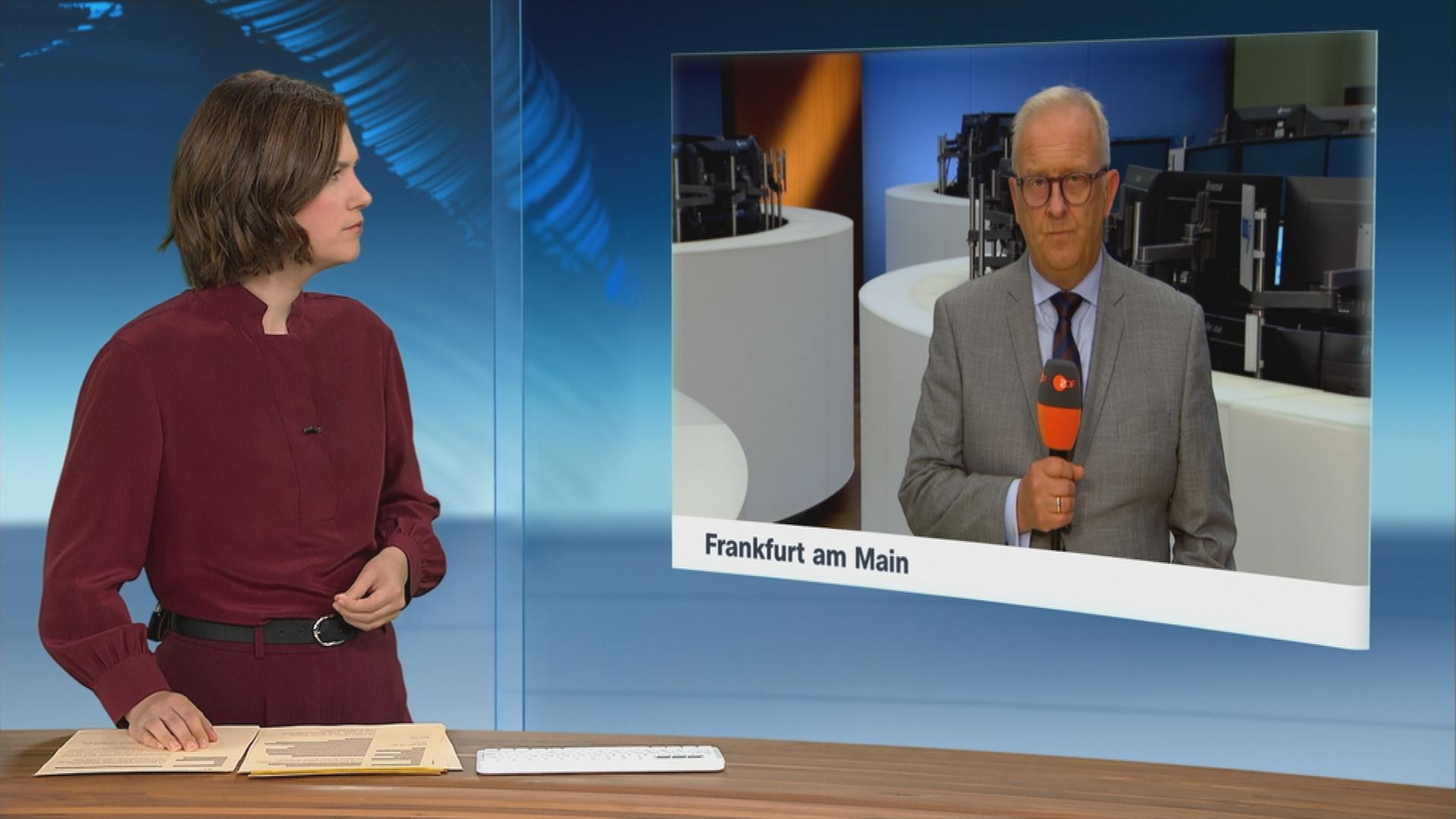 Die Moderatorin im Schaltgespräch mit Frank Bethmann