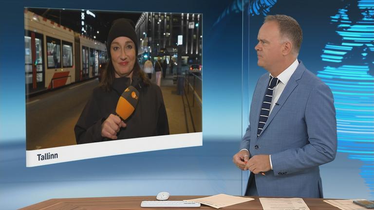 Der Moderator Christian Sievers im Schaltgespräch mit Natalie Steger in Tallinn