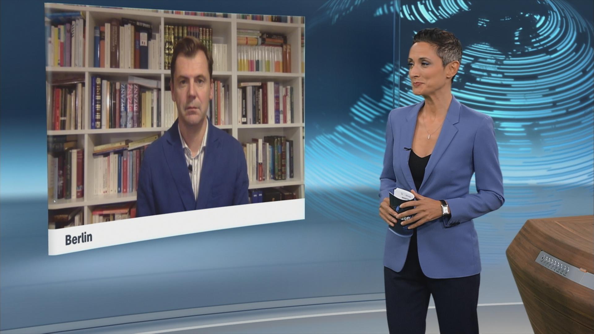Moderatorin Nazan Gökdemir mit Nah-Ost Experte Daniel Gerlach im Schaltgespräch