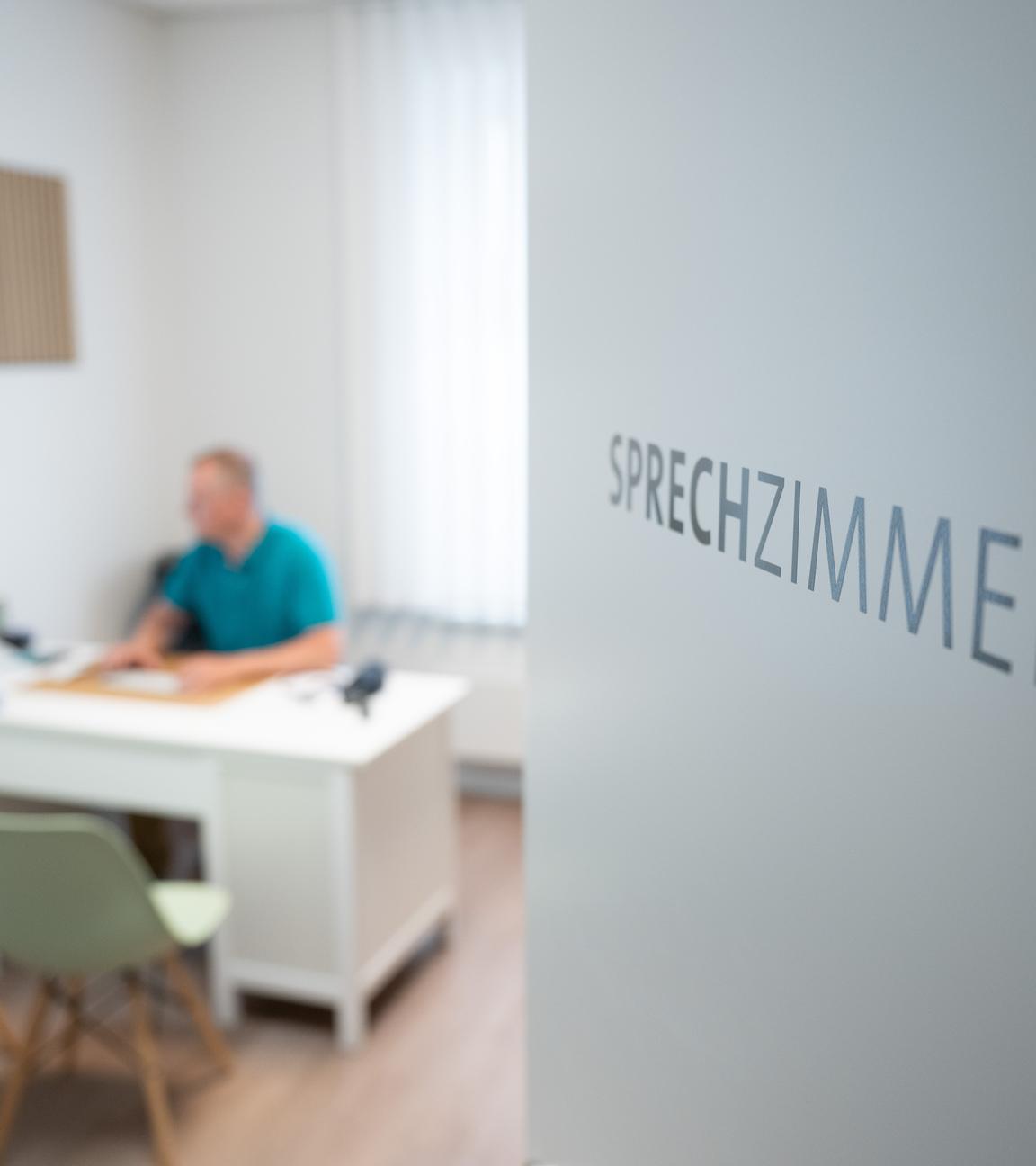 Zu erkennen ist ein Sprechzimmer eines Hausarztes