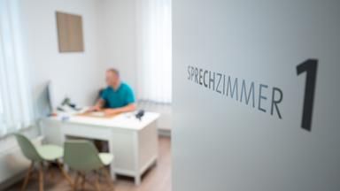 Zu erkennen ist ein Sprechzimmer eines Hausarztes