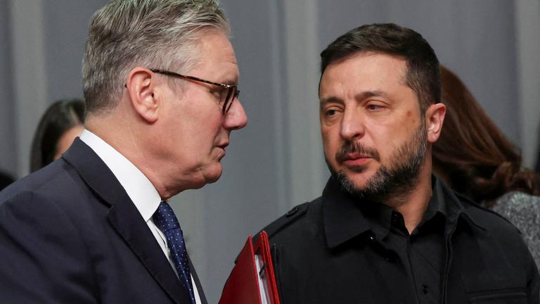 Der ukrainische Präsident Selenskyj mit dem englischen Premierminister Keir Starmer auf dem Gipfel in Kopenhagen.