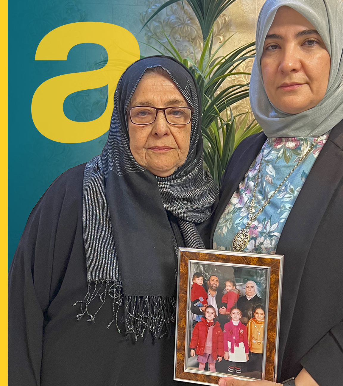 Najah Mardini und Naila al-Abbasi, die Mutter und Schwester der inhaftierten syrischen ehemaligen nationalen Schachmeisterin Rania al-Abassi, halten ein Familienfoto von Rania hoch.