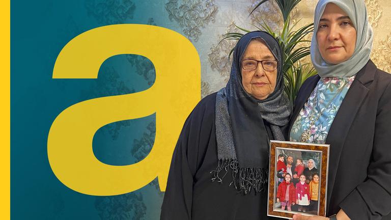 Najah Mardini und Naila al-Abbasi, die Mutter und Schwester der inhaftierten syrischen ehemaligen nationalen Schachmeisterin Rania al-Abassi, halten ein Familienfoto von Rania hoch.