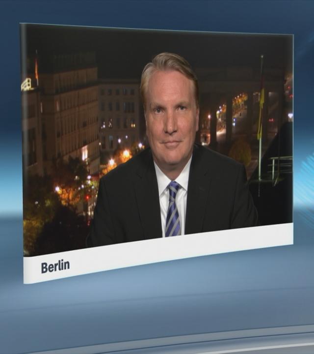 Moderator Christopher Wehrmann führt ein Schaltgespräch mit Korrespondent Andreas Kynast über eine Gesetzesvorlage zu Überwachung von Chatkommunikation