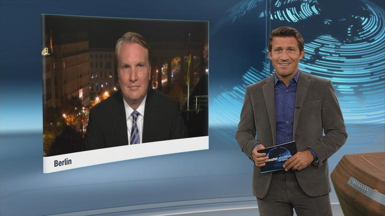 Moderator Christopher Wehrmann führt ein Schaltgespräch mit Korrespondent Andreas Kynast über eine Gesetzesvorlage zu Überwachung von Chatkommunikation