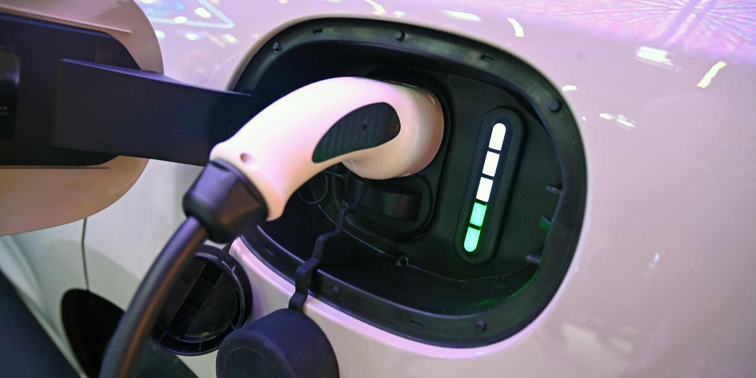 E-Auto lädt