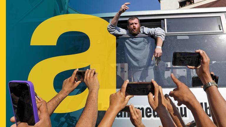 Ein Mann streckt sich aus dem Fenster eines Busses und ruft sowie gestikuliert dabei. Links das gelbe auslandsjournal-"a".