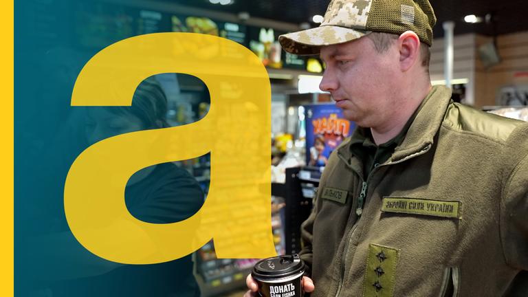 Ein ukrainischer Soldat steht in einer Tankstelle