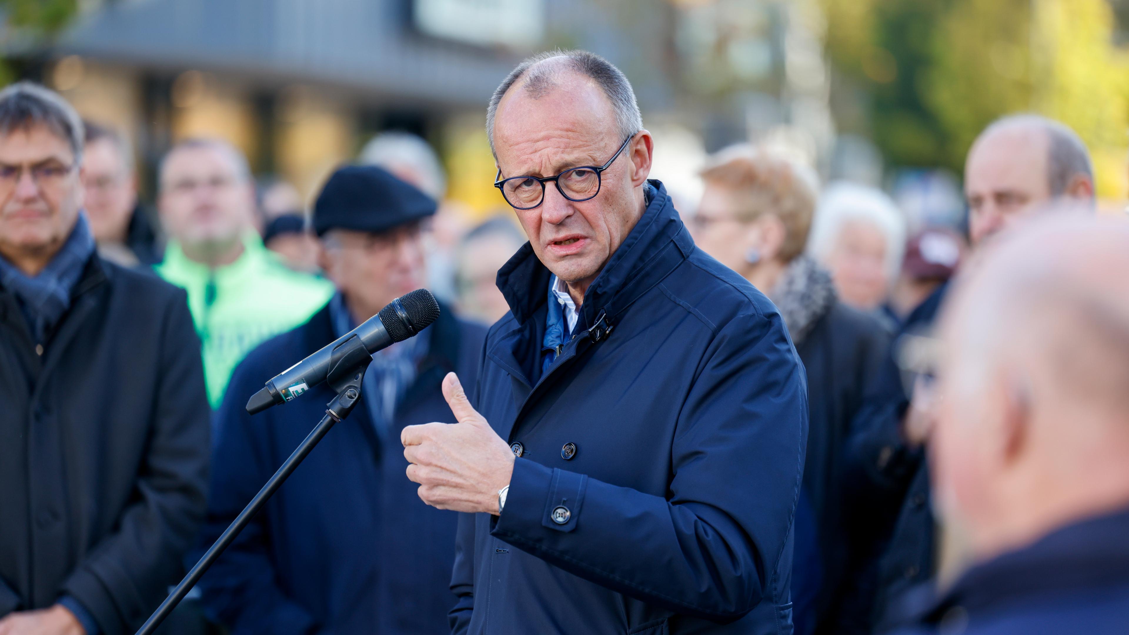 Bundeskanzler Friedrich Merz (CDU) hält eine Rede beim Bürgergespräch.
