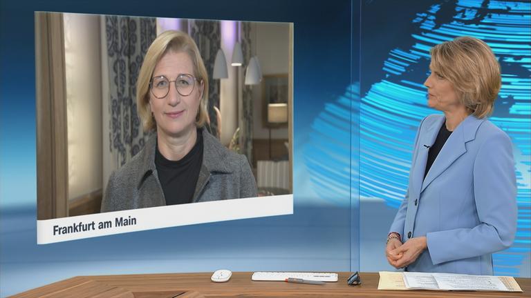 Anke Rehlinger von der SPD (Ministerpräsidentin Saarland) und Mareitta Slomka sprechen im Schaltgespräch