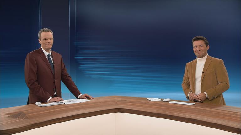 Florian Neuhann und Christopher Wehrmann sprechen im Studio miteinander