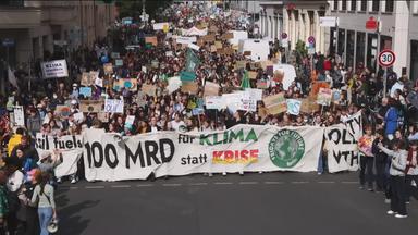 Große Demonstration für das Klima auf einer deutschen Straße mit vielen Teilnehmenden