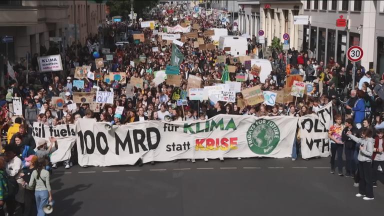 Große Demonstration für das Klima auf einer deutschen Straße mit vielen Teilnehmenden