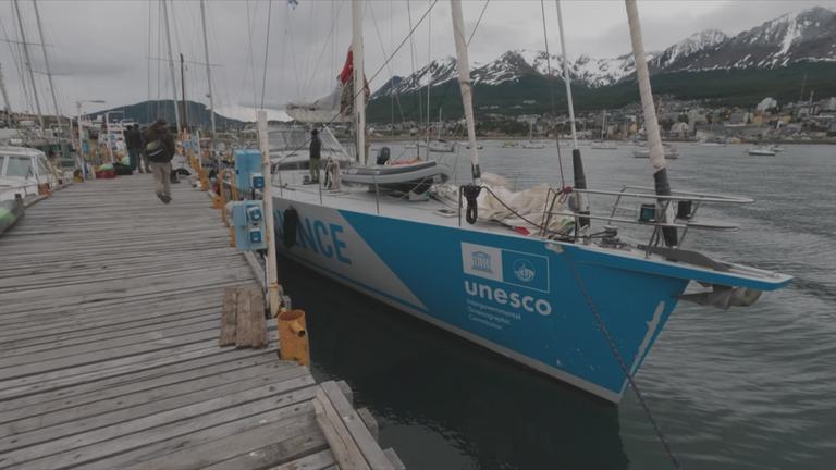 Segelboot das im Hafen liegt 