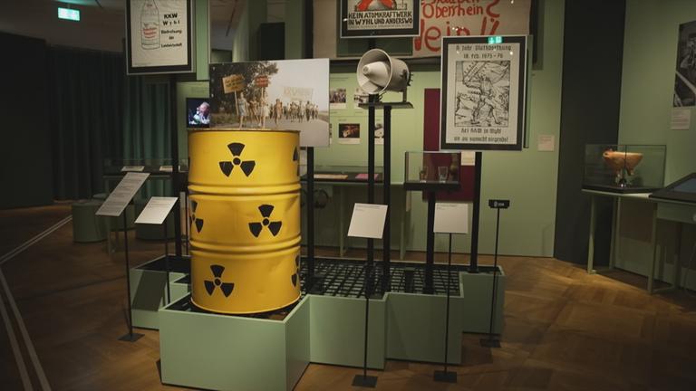 Ein Ausschnitt der Asutellung in dem Objekte die zu der Atombewegung gehören gezeigt werden 