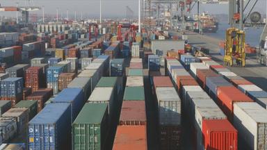 Gestapelte Container an einem Hafen