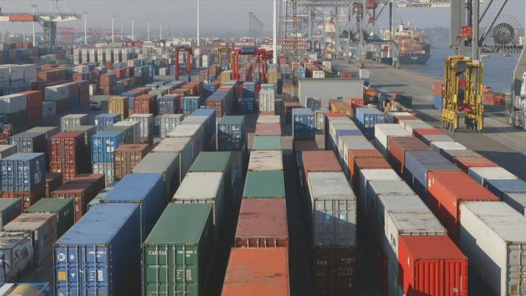 Gestapelte Container an einem Hafen