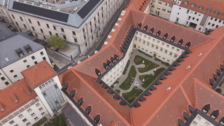 Ein Würzburger Kloster wurde mit roten Solarziegeln, Dämmung und viel Grün klimafit gemacht.
