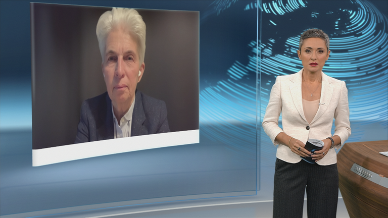 Marie-Agnes Strack-Zimmermann und Nazan Gökdemir sprechen im Schaltgespräch