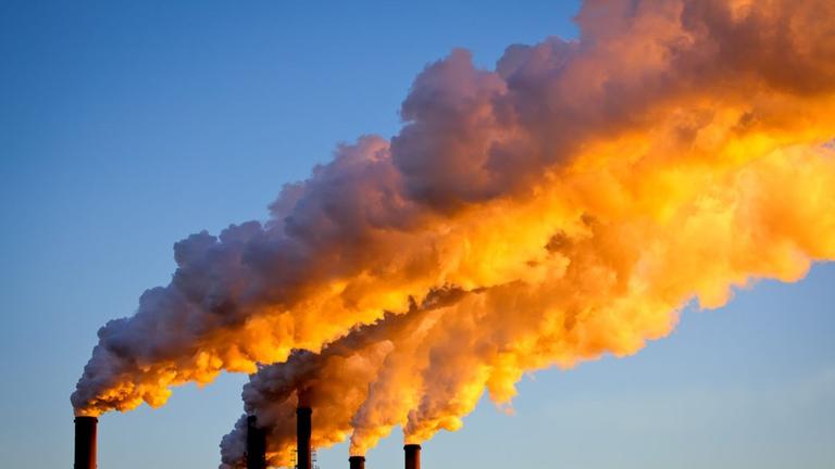 Der europäische Emissionshandel soll seit 20 Jahren den CO2‑Ausstoß von Treibhausgasen in der Industrie verringern.