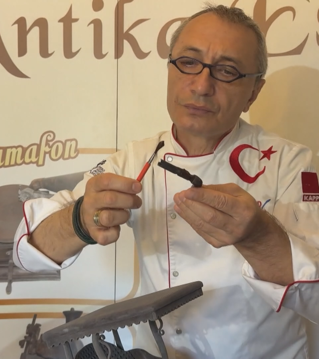 Schokoladenkünstler Ali Keskin bei seiner Arbeit