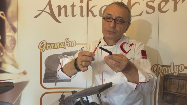 Schokoladenkünstler Ali Keskin bei seiner Arbeit