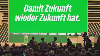 Eine Bühne auf dem Parteitag der Grünen mit Schrift 