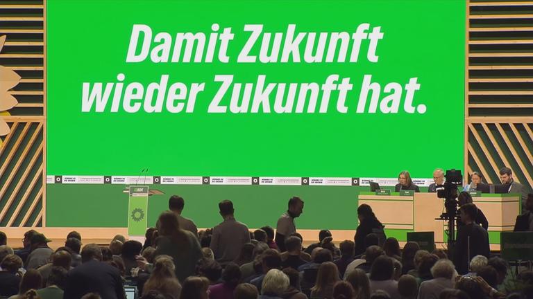 Eine Bühne auf dem Parteitag der Grünen mit Schrift 
