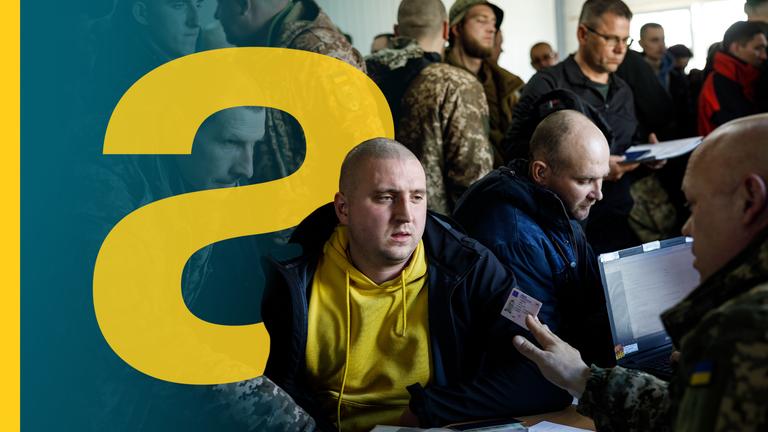 Ukrainische Männer, manche haben Armee-Tarnkleidung an - der Mann in der Mitte hat eine Glatze und einen gelben Pullover an.