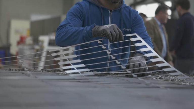 Ein Man übt einen handwerklichen Beruf aus.