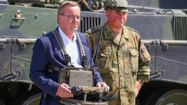 Boris Pistorius bei einem Truppenbesuch beim Versorgungsbataillon 7 der Bundeswehr in der Glückauf-Kaserne in Unna.Boris Pistorius bei einem Truppenbesuch beim Versorgungsbataillon 7 der Bundeswehr in der Glückauf-Kaserne in Unna.
