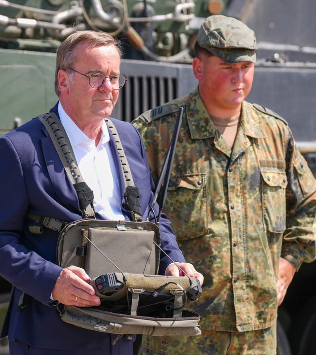 Boris Pistorius bei einem Truppenbesuch beim Versorgungsbataillon 7 der Bundeswehr in der Glückauf-Kaserne in Unna.Boris Pistorius bei einem Truppenbesuch beim Versorgungsbataillon 7 der Bundeswehr in der Glückauf-Kaserne in Unna.