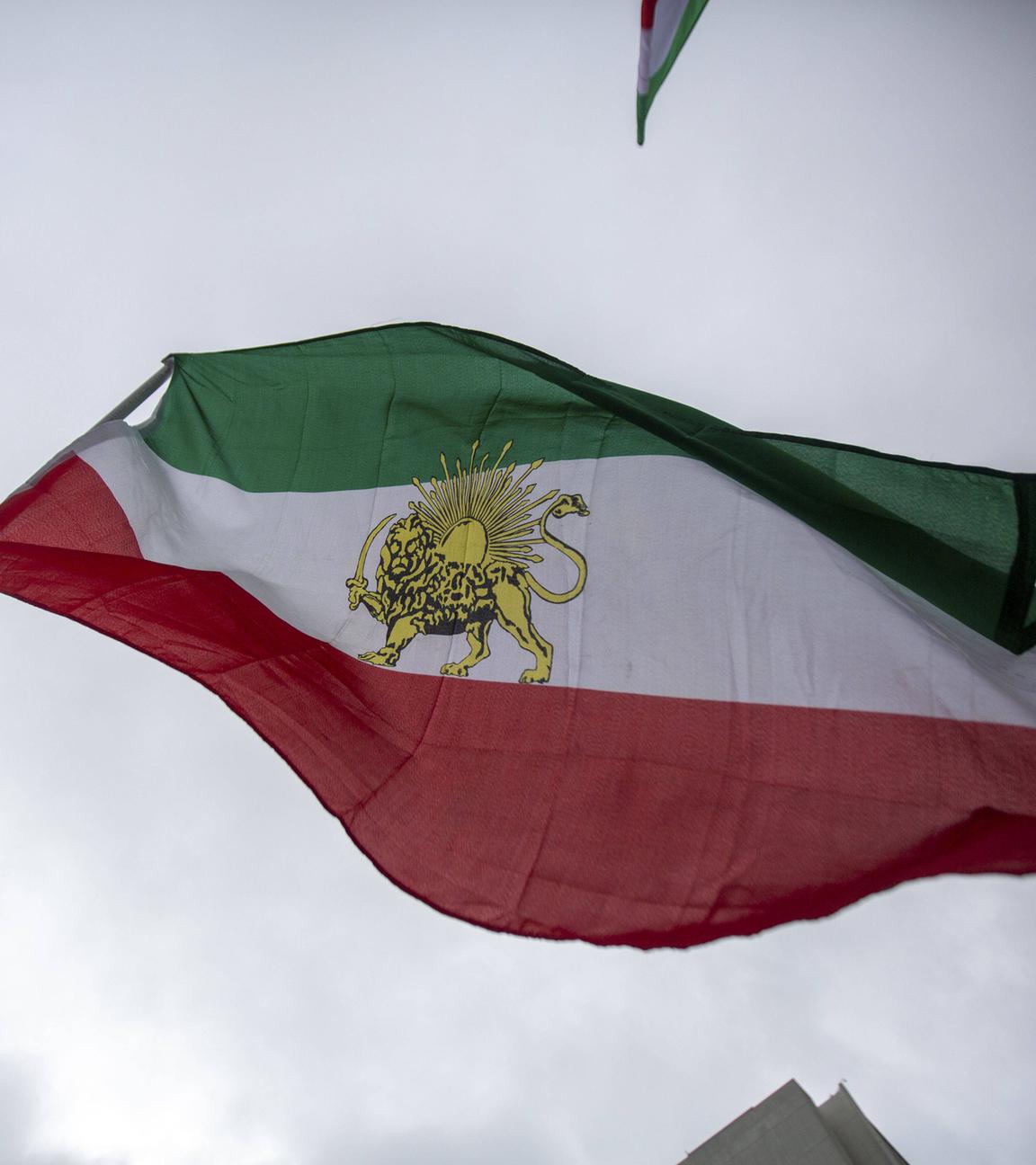 Eine iranische Flagge weht während einer Protestaktion gegen das derzeitige iranische Regime.