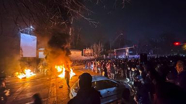 Iraner versammeln sich während einer Protestaktion in Teheran, Iran, am 9. Januar 2026 und blockieren dabei eine Straße. Die landesweiten Proteste gegen die gescheiterte Wirtschaftspolitik begannen Ende Dezember im Großen Basar von Teheran, breiteten sich auf Universitäten und andere Städte aus und umfassten wirtschaftliche, politische und regierungsfeindliche Parolen.