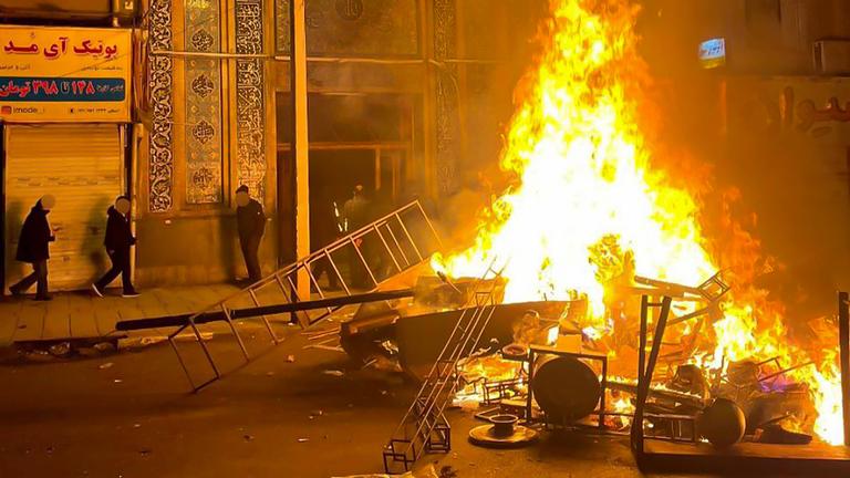 Proteste im Iran: brennende Barrikaden auf der Straße in Gorgan